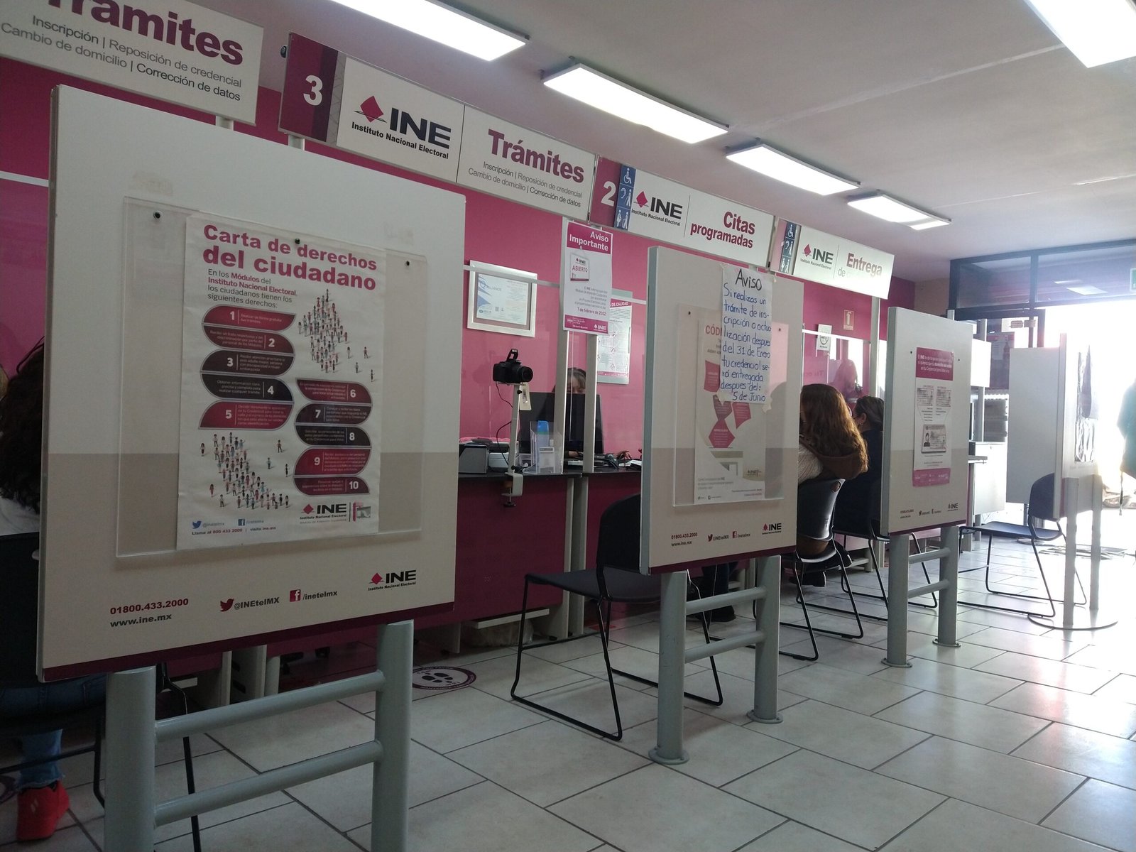 Interior de un módulo de atención del INE