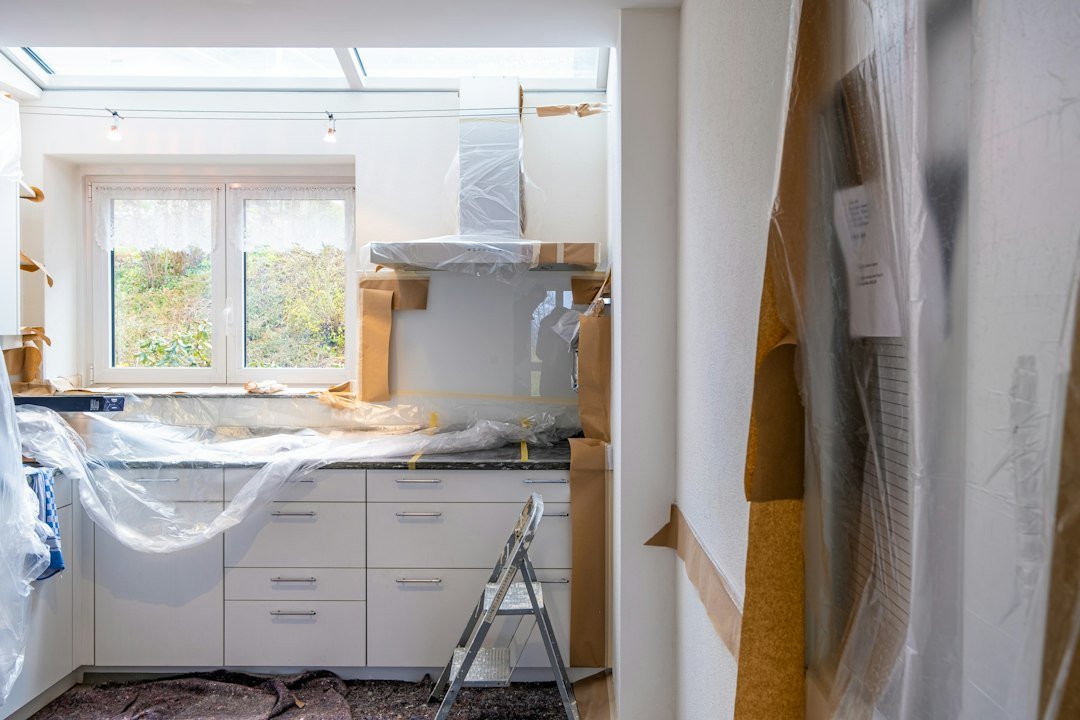 Cocina en remodelación, ejemplo de mejora financiada con crédito Mejoravit