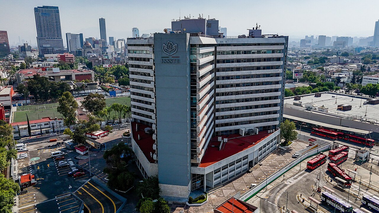 Edificio sede del ISSSTE en Buenavista, Ciudad de México, vista aérea de la fachada norte