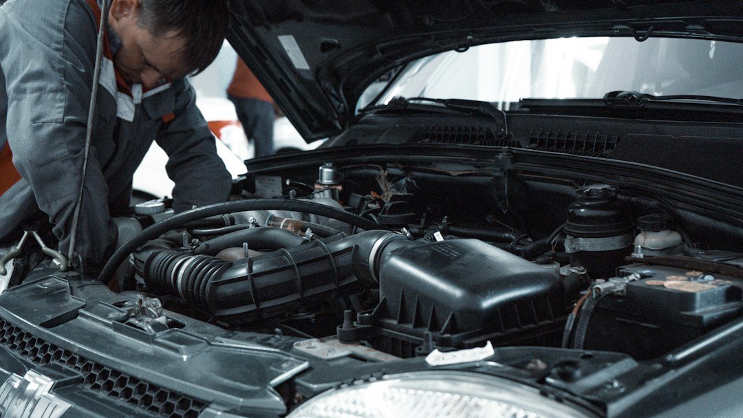 Mecánico revisando el motor de un vehículo