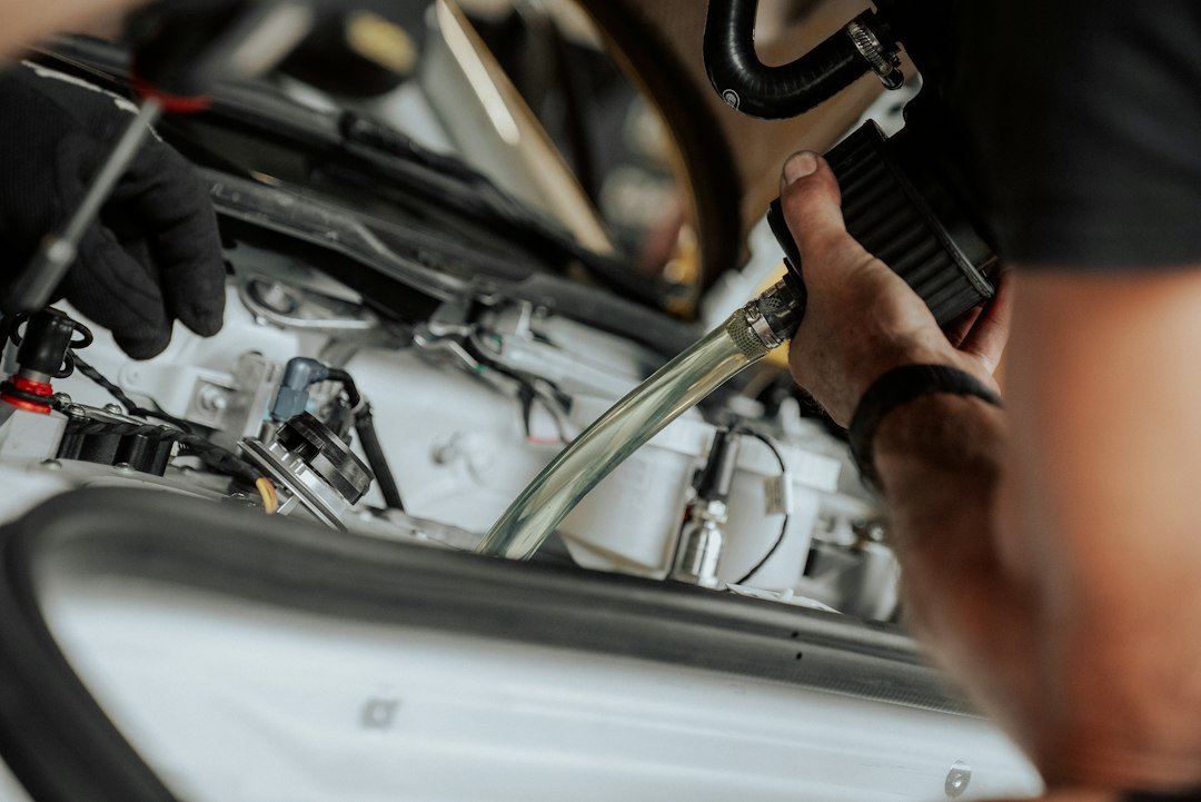 Mecánico revisando el motor de un vehículo