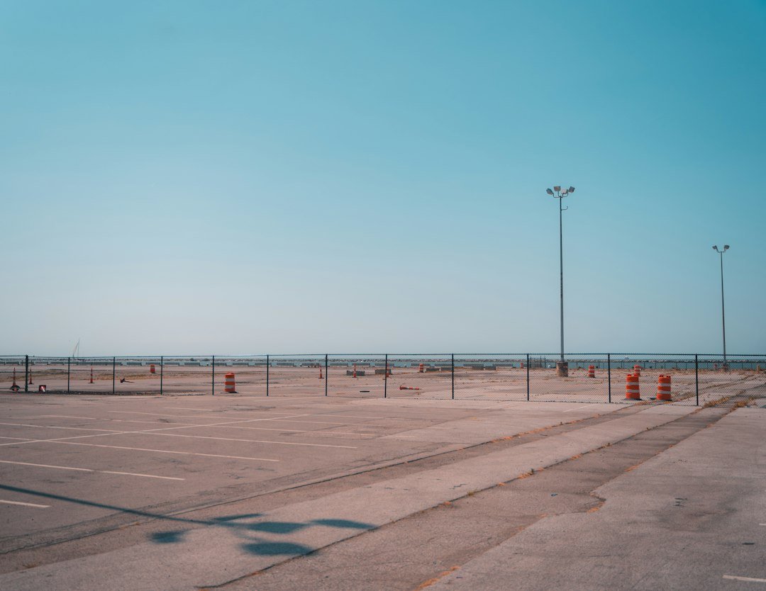 Cajón de estacionamiento vacío donde antes había un vehículo, tras un robo de auto